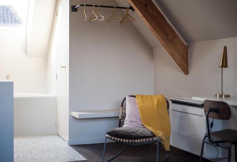 סוויטה עם מרפסת, B Guest Sleep & Retreat