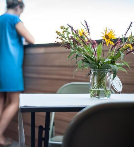 סוויטה עם מרפסת, B Guest Sleep & Retreat