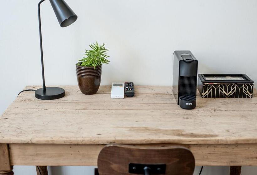 חדר דחוקס עם מיטת קינג, B Guest Sleep & Retreat