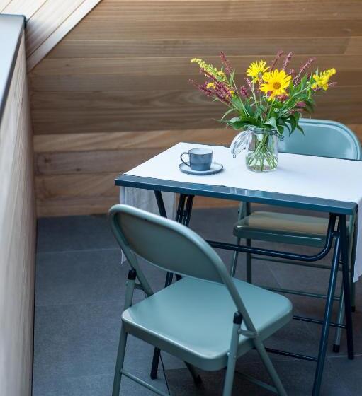 סוויטה עם מרפסת, B Guest Sleep & Retreat