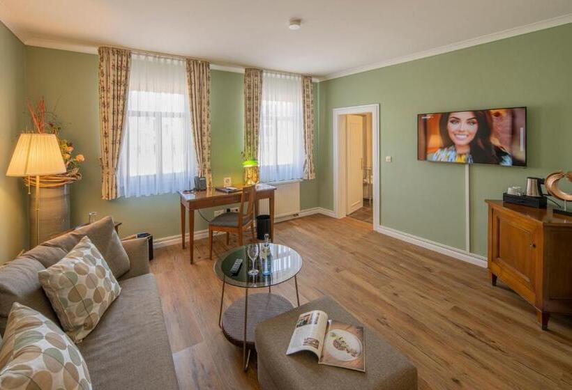 Полулюкс, Arador