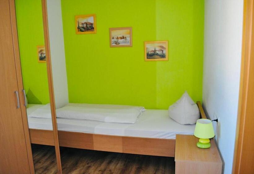 اتاق استاندارد یک نفره, Discovery