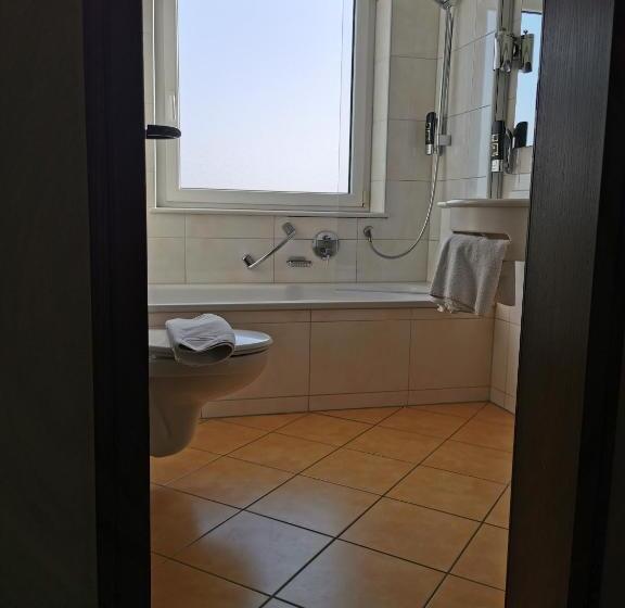 스탠다드 트리플 룸, Engel