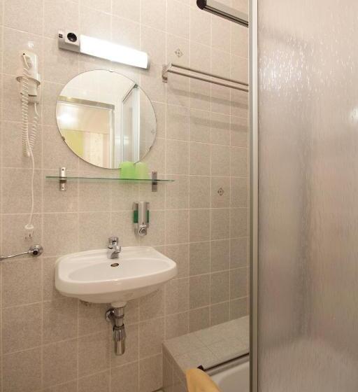 غرفة قياسية ثلاثية, Gasthof Und Hotel Roter Hirsch