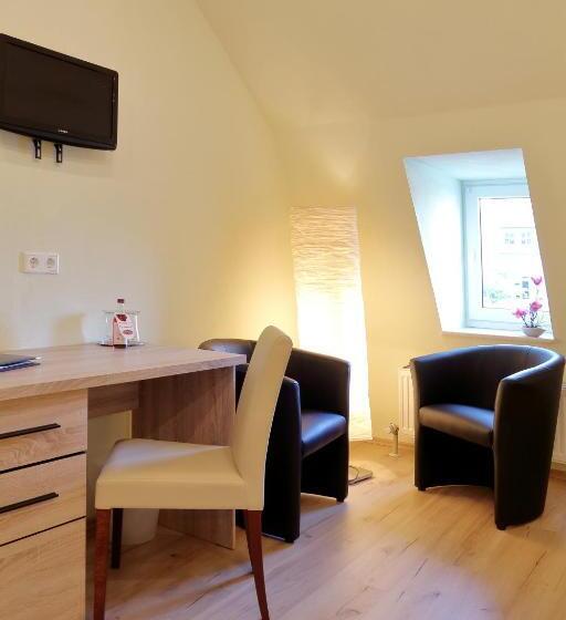 غرفة قياسية ثلاثية, Gasthof Und Hotel Roter Hirsch