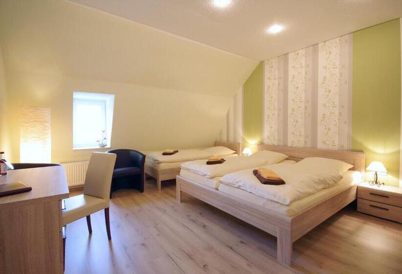 غرفة قياسية ثلاثية, Gasthof Und Hotel Roter Hirsch