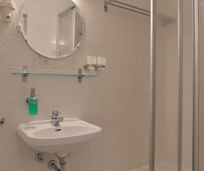 غرفة قياسية ثلاثية, Gasthof Und Hotel Roter Hirsch