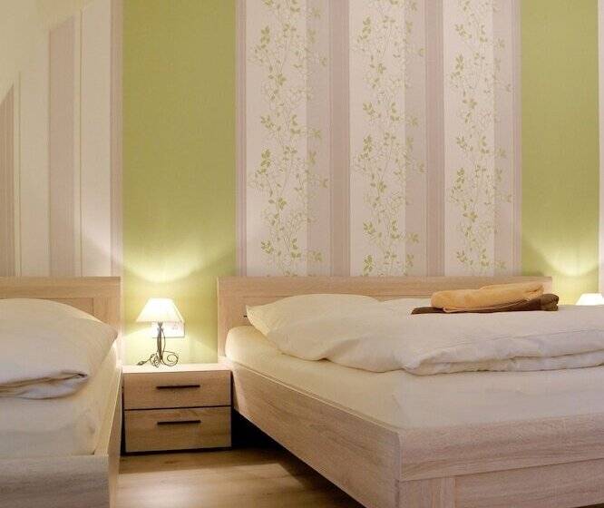 غرفة قياسية ثلاثية, Gasthof Und Hotel Roter Hirsch