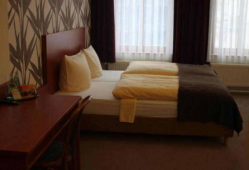 غرفة قياسية, Schwarzer Adler Jever