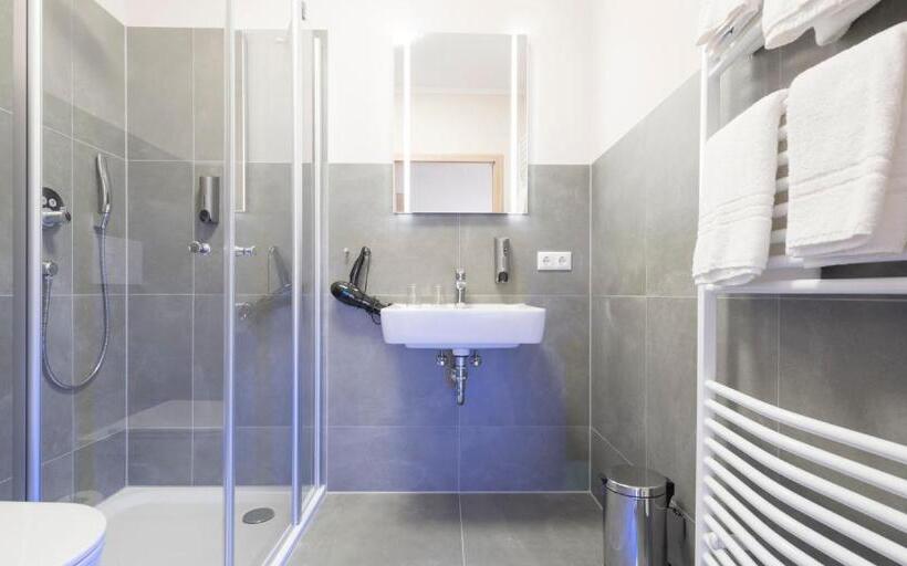 غرفة قياسية, Schwarzer Adler Jever