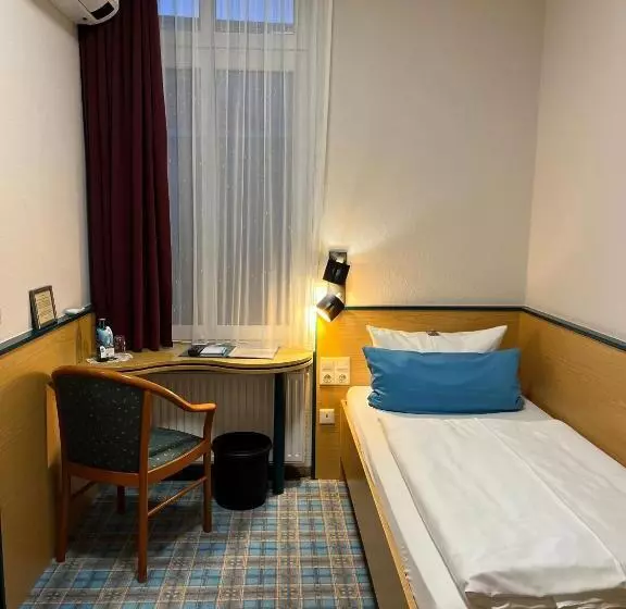 Economy Yhden Hengen Huone, Schwarzer Adler Jever