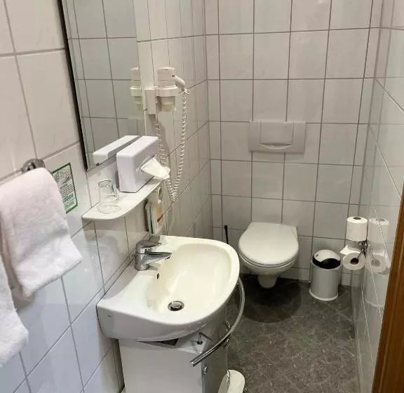 Economy Yhden Hengen Huone, Schwarzer Adler Jever