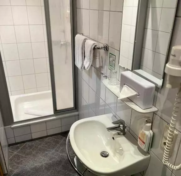 Economy Yhden Hengen Huone, Schwarzer Adler Jever