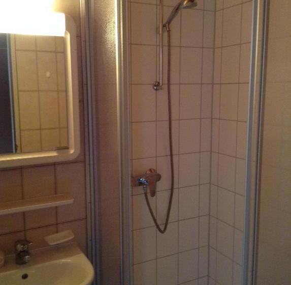 标准单人间, Zum Stresemann