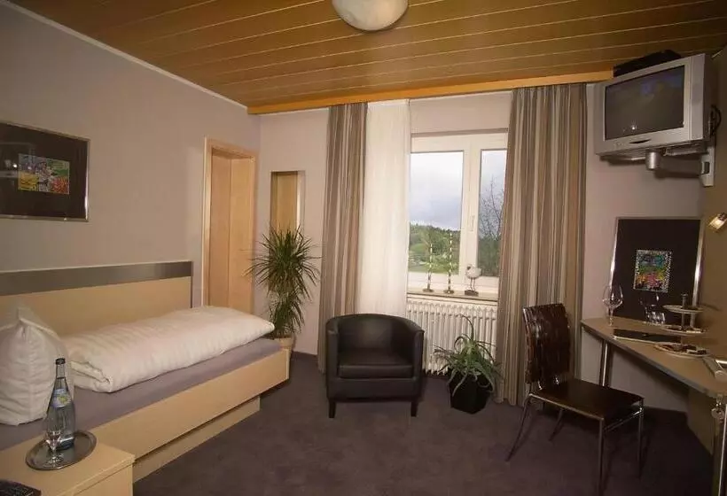 Standard Yhden Hengen Huone, Landgasthof Brachfeld
