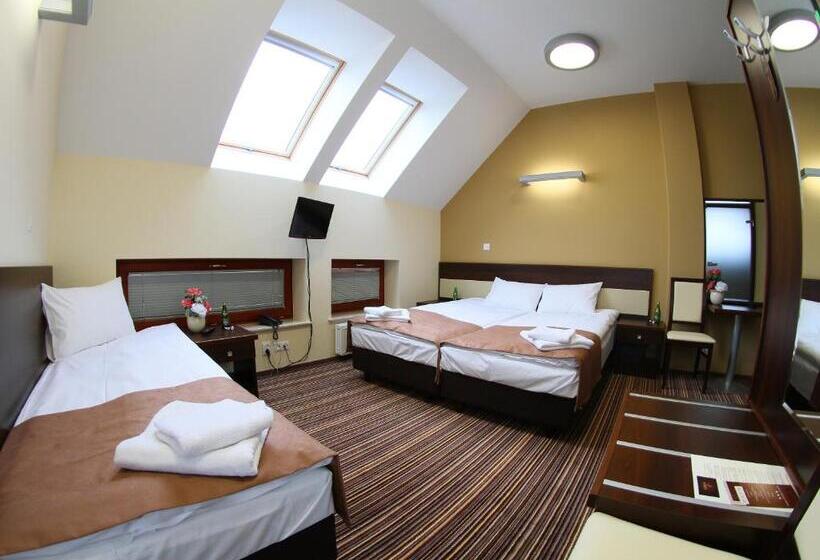 חדר סטנדרט לשלושה, Aviator Kielce