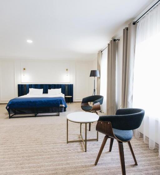 اتاق لوکس با تخت بزرگ, готель континент миколаїв