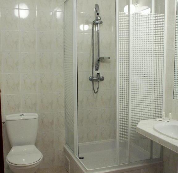 标准三人间, Ambasador Chojny