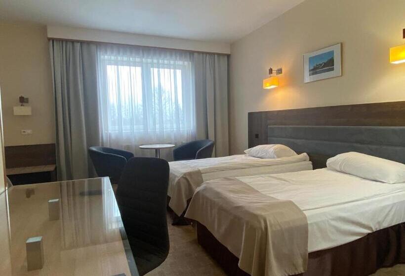 غرفة قياسية ثلاثية, Ambasador Chojny