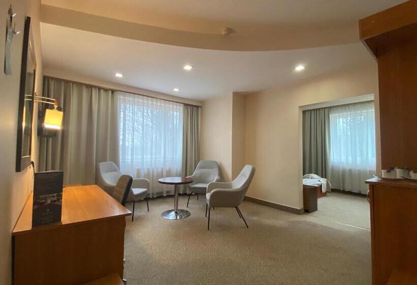 标准工作室, Ambasador Chojny