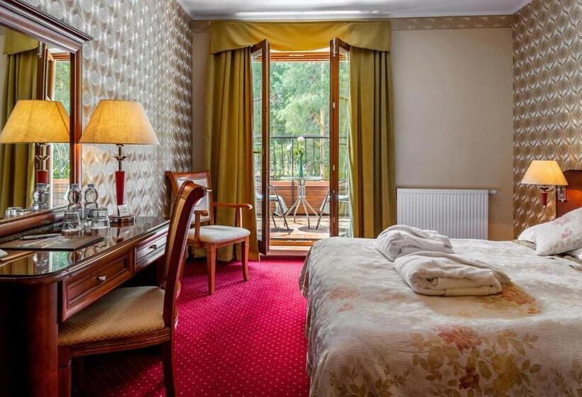 חדר דלוקס, Dworek Tryumf