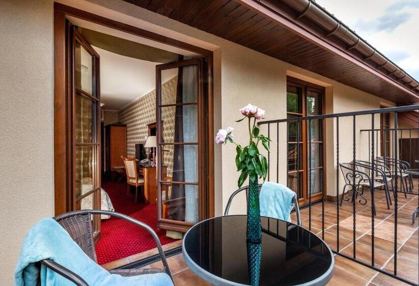 חדר דלוקס, Dworek Tryumf