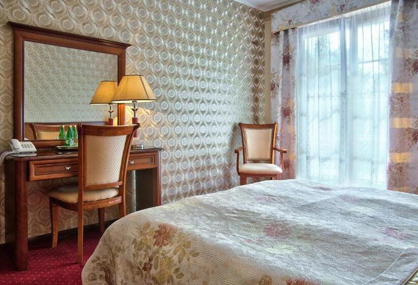 חדר דלוקס, Dworek Tryumf