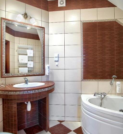 דירת חדר סופריור, Dworek Tryumf