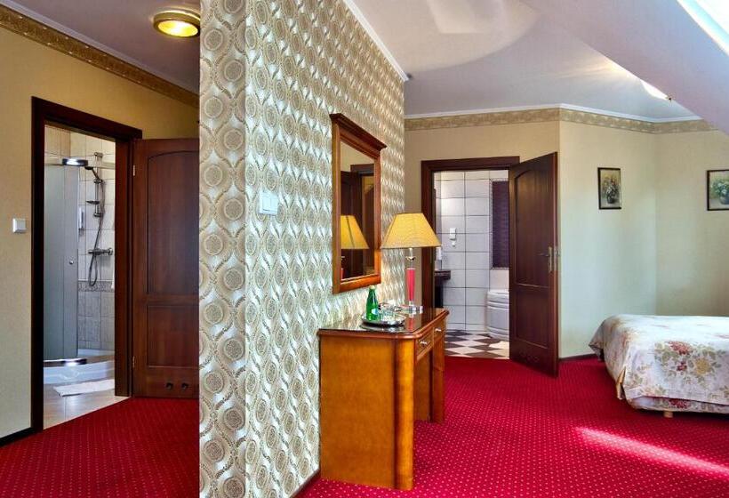 דירת חדר סופריור, Dworek Tryumf