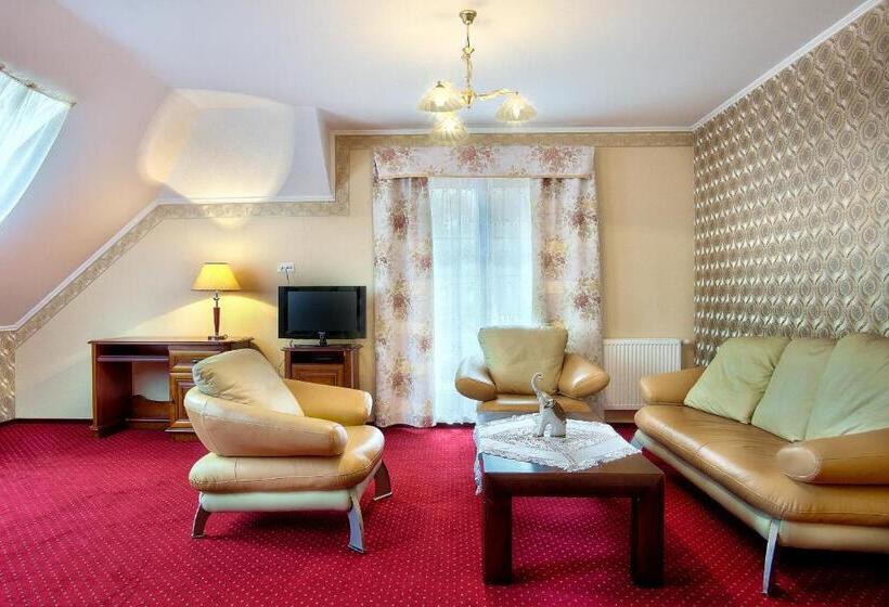 דירת חדר סופריור, Dworek Tryumf