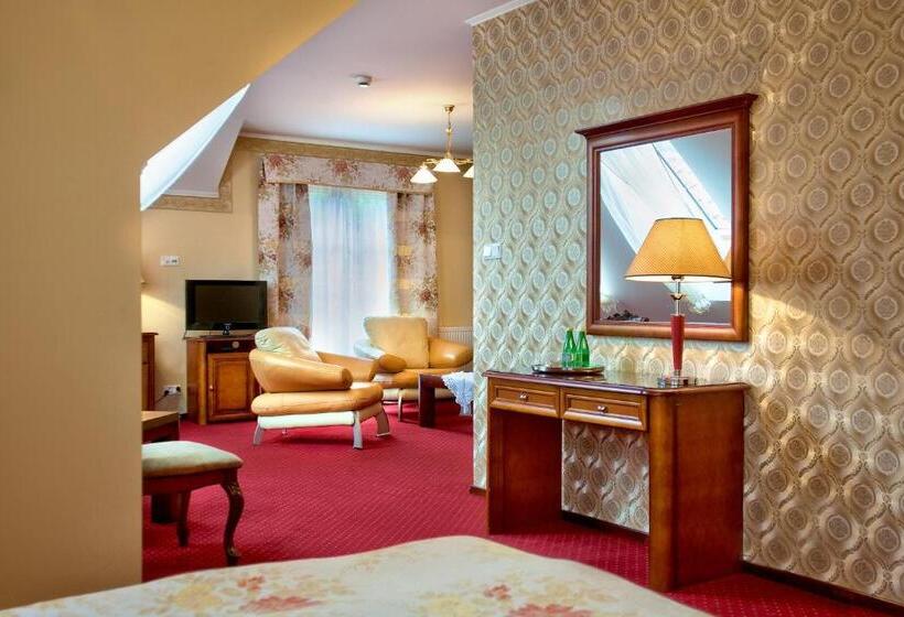 דירת חדר סופריור, Dworek Tryumf