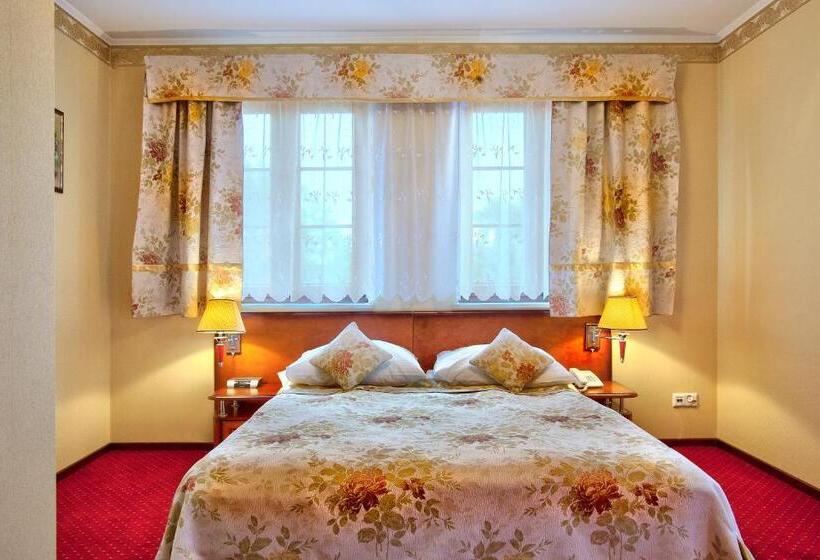 דירת חדר סופריור, Dworek Tryumf