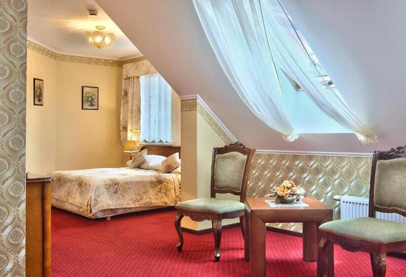 דירת חדר סופריור, Dworek Tryumf