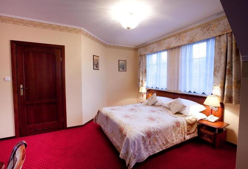 דירת חדר סופריור, Dworek Tryumf