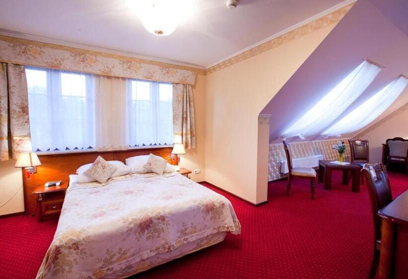 דירת חדר סופריור, Dworek Tryumf