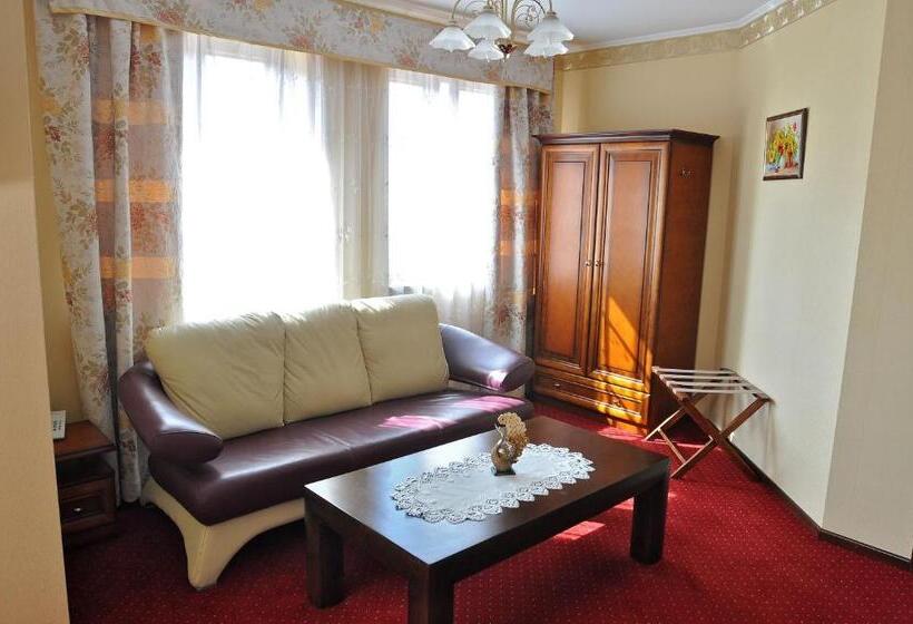 דירת חדר, Dworek Tryumf