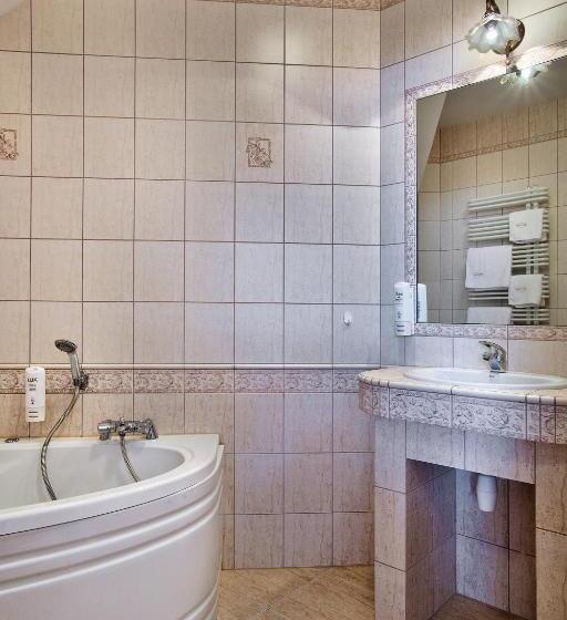 דירת חדר, Dworek Tryumf