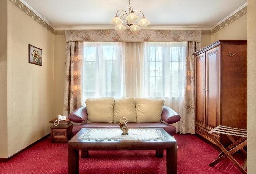 דירת חדר, Dworek Tryumf