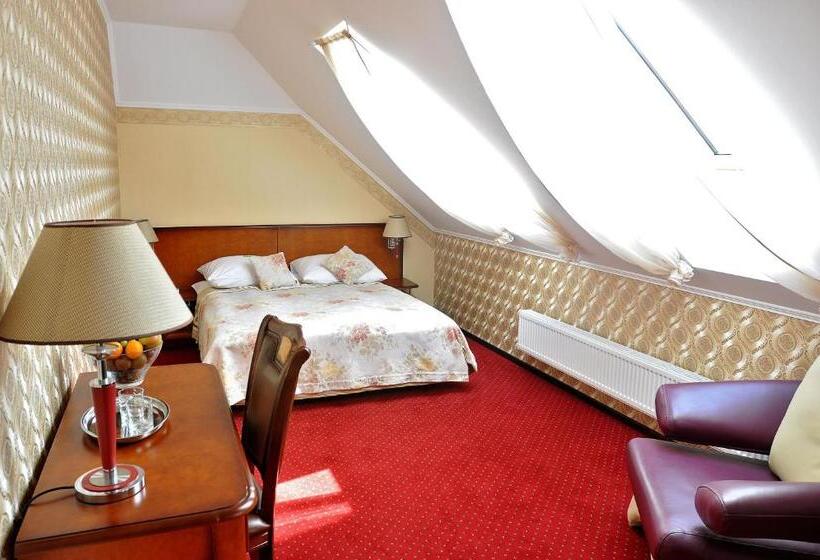 דירת חדר, Dworek Tryumf