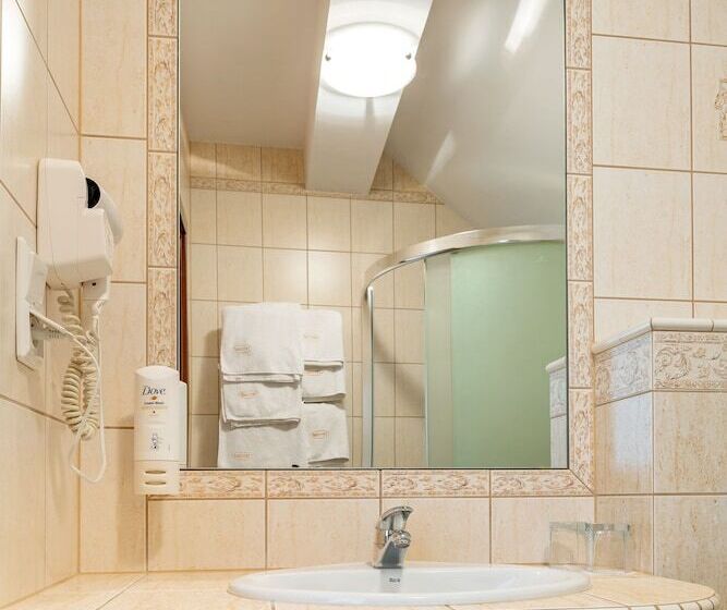 חדר דלוקס, Dworek Tryumf