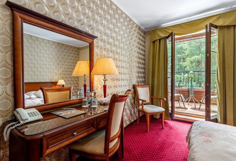 חדר דלוקס, Dworek Tryumf