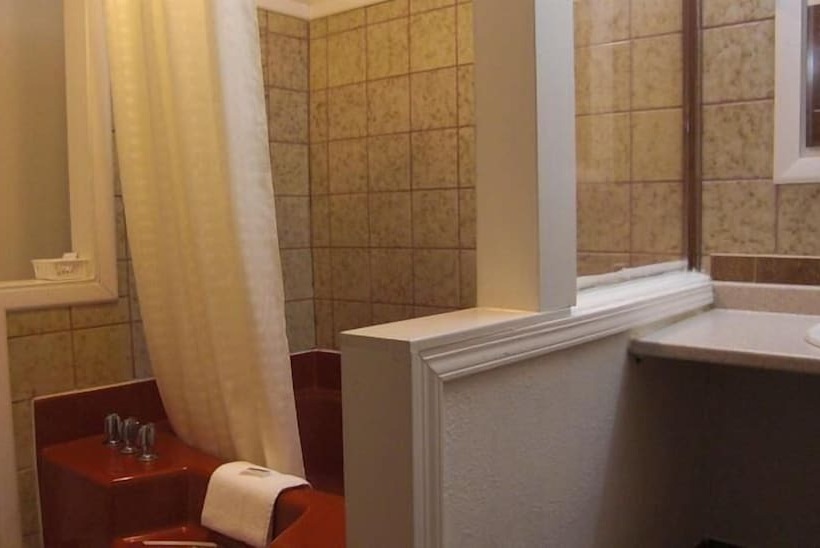 جناح عائلي, Front Street Inn