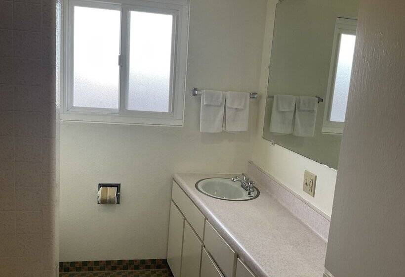 جناح عائلي, Front Street Inn