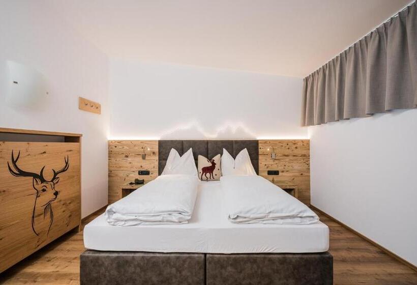 חדר פנטהאוז, Laurin