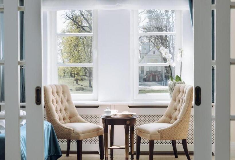 סוויטה, Pałac Romantyczny