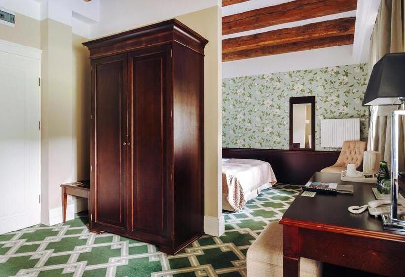 חדר סופריור, Pałac Romantyczny