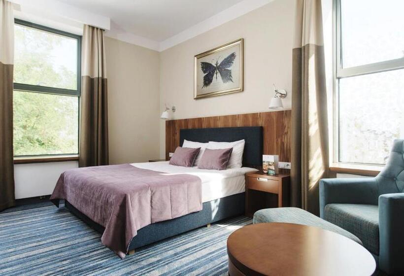 סטודיו משפחתי, Pałac Romantyczny