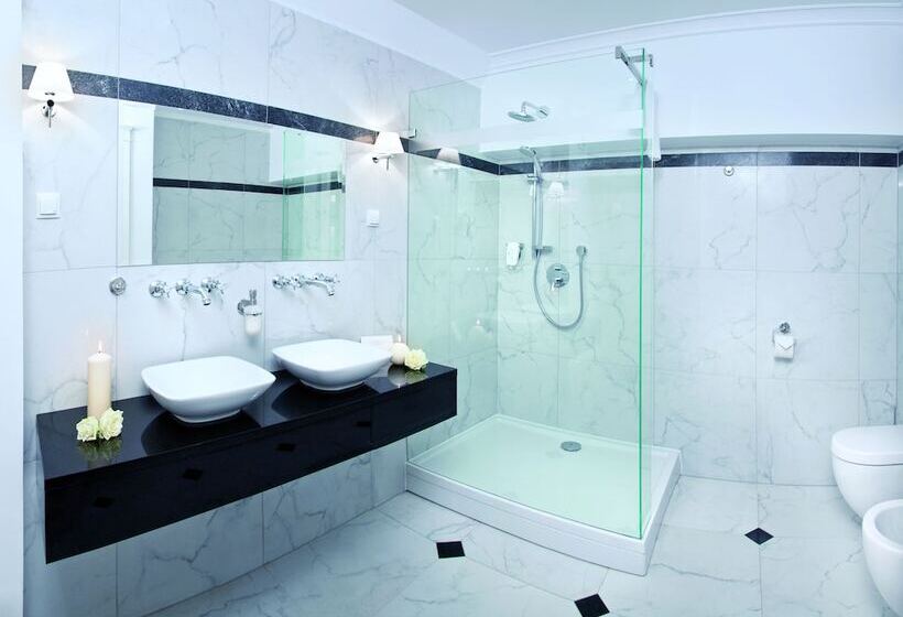 סוויטה, Pałac Romantyczny