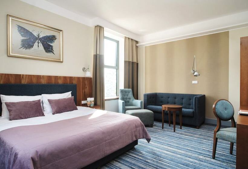 סוויטה, Pałac Romantyczny