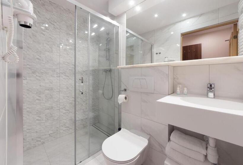 اتاق خانوادگی, Pegaz